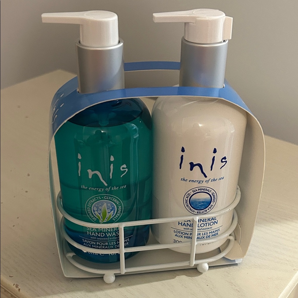 Sea Mineral Hand Wash and Lotion Set - Blue and White brand new full size caddy